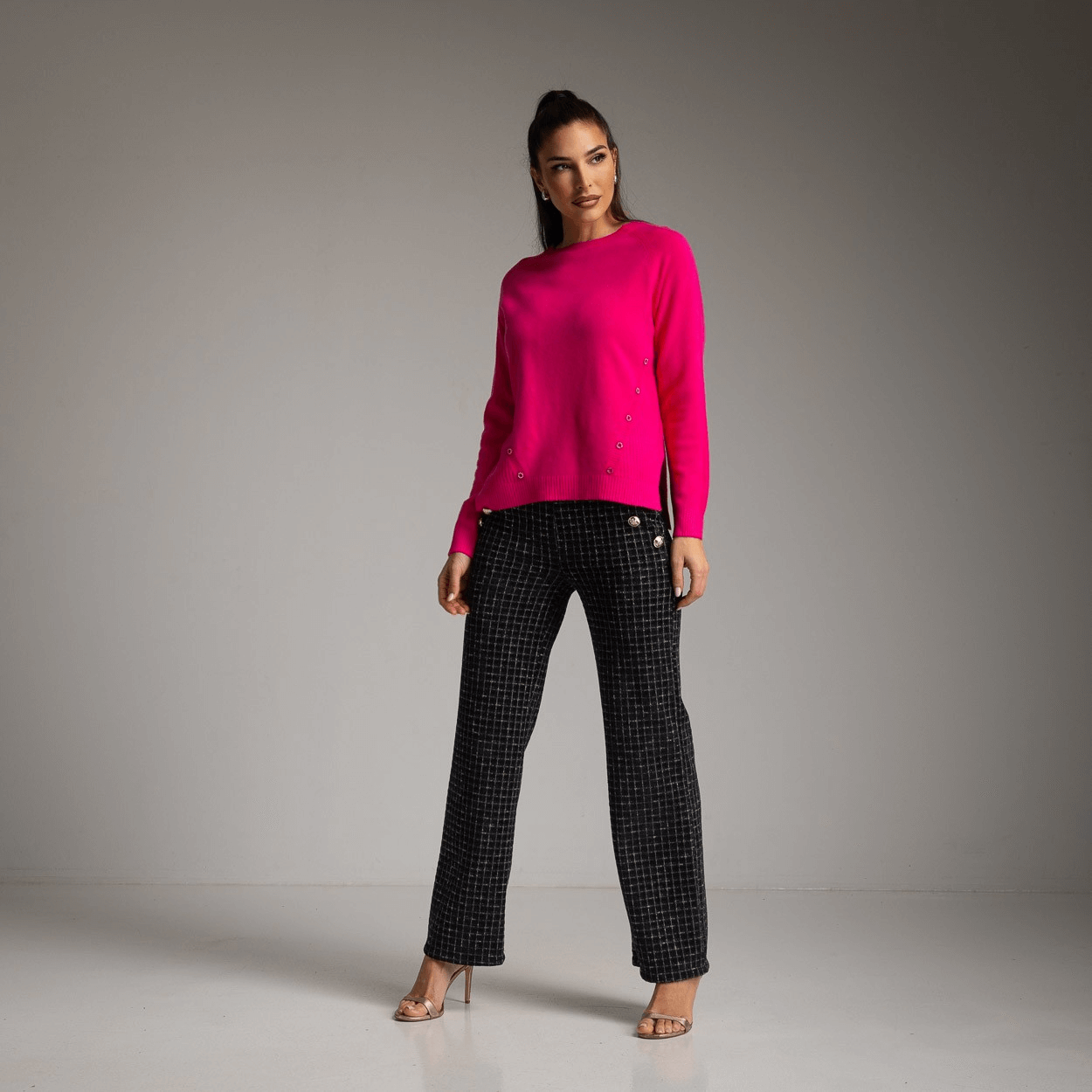 Camisola básica com botão jóia lateral