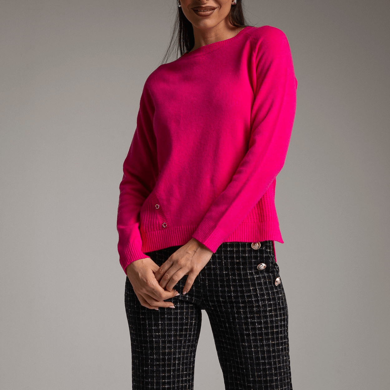 Camisola básica com botão jóia lateral