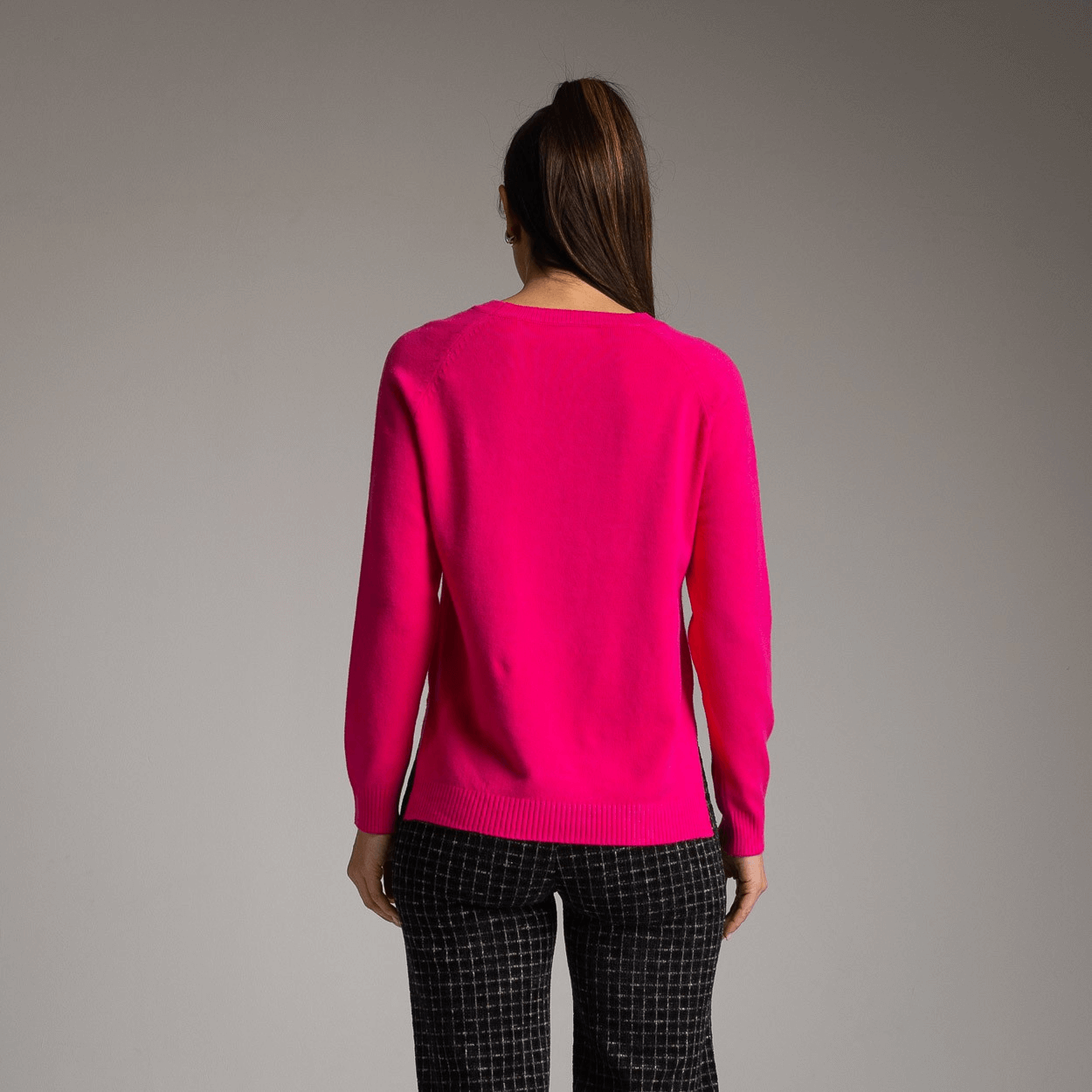Camisola básica com botão jóia lateral